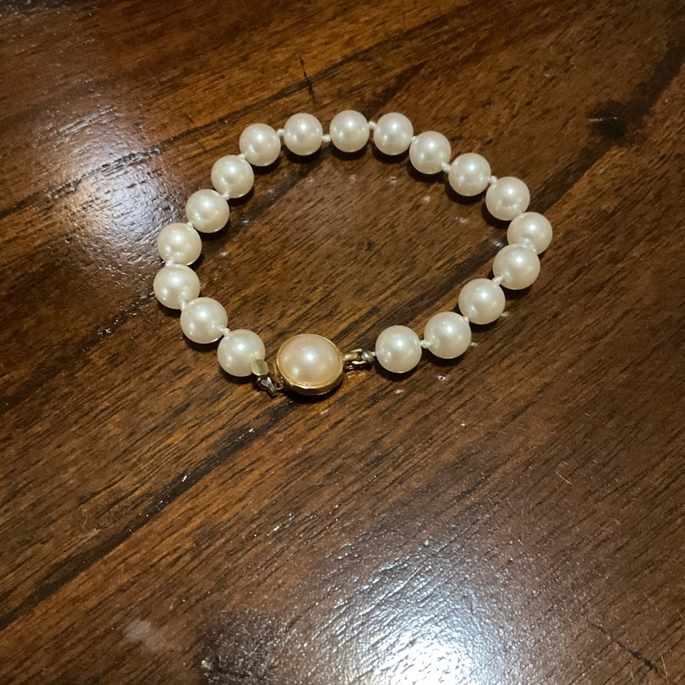 Carolee pearl bracelet. One size perfect conditions.